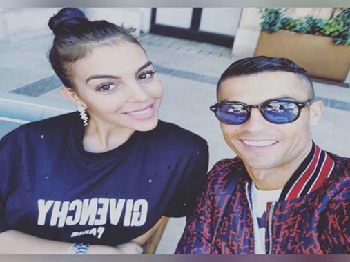 Bạn gái Ronaldo chơi trội, cùng gia đình Ronaldo đẩy lùi scandal