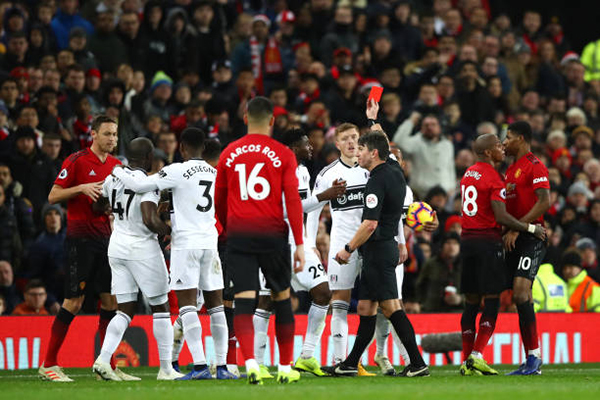 Man United 4-1 Fulham: chiếc thẻ đỏ