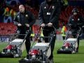 Vì sao MU phun tỏi lên mặt sân cỏ sân Old Trafford trước Super Sunday với Liverpool?