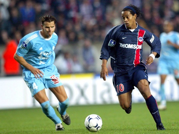 Ronaldinho (2001-2003): Một trong những tiền vệ PSG xuất sắc nhất lịch sử
