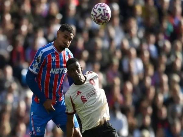 Tin Liverpool: HLV Arne Slot lên tiếng bảo vệ tiền đạo Isak